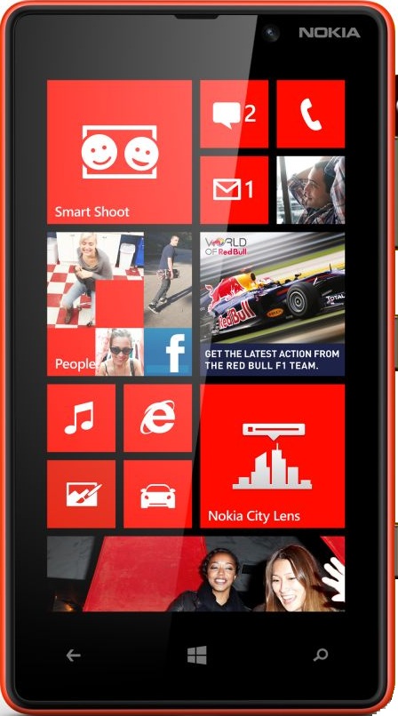 תמונה בגודל אמיתית של  Nokia Lumia 820 .